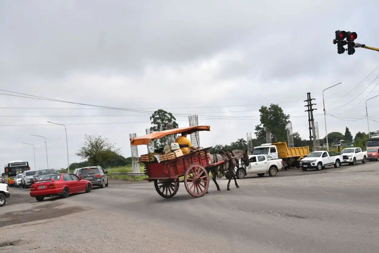UN CRUCE COMPLEJO. En la intersección circulan desde motos y bicicletas hasta carros tracción a sangre.