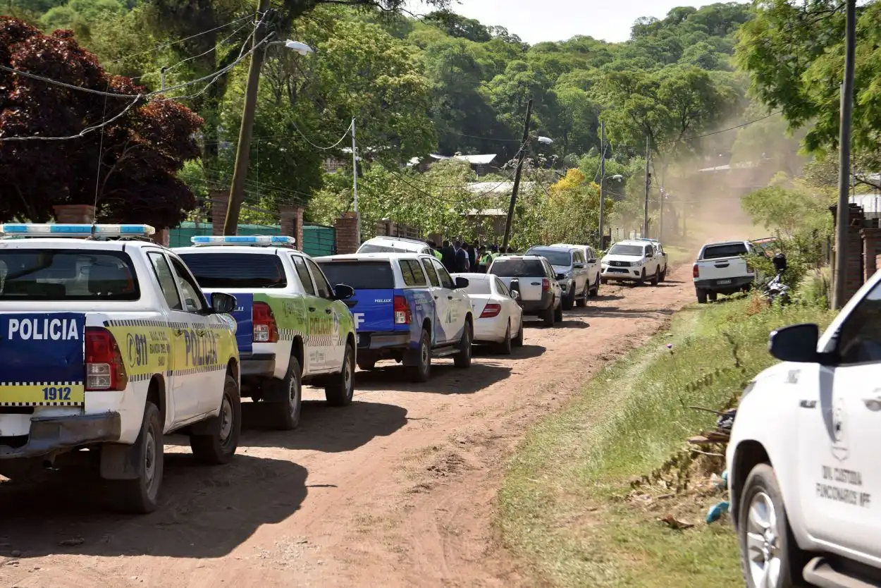 MEDIDA. Decenas de policías requisaron la casa del ex jefe de la URN. la gaceta / fotos de diego aráoz