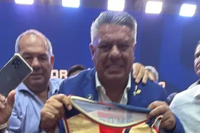 Claudio Tapia posó con la camiseta de Tucumán Central en el congreso del Consejo Federal