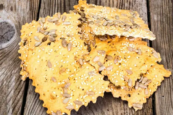 Queso, garbanzo y semillas: tres crackers sin harinas de trigo para acompañar el mate