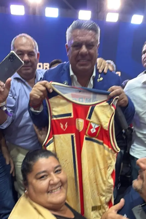 Claudio Tapia posó con la camiseta de Tucumán Central en el congreso del Consejo Federal