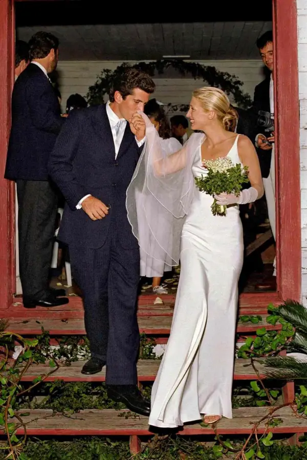 La pareja de los 90 que hoy vuelve a inspirar la moda: Carolyn Bessette y JFK Jr.