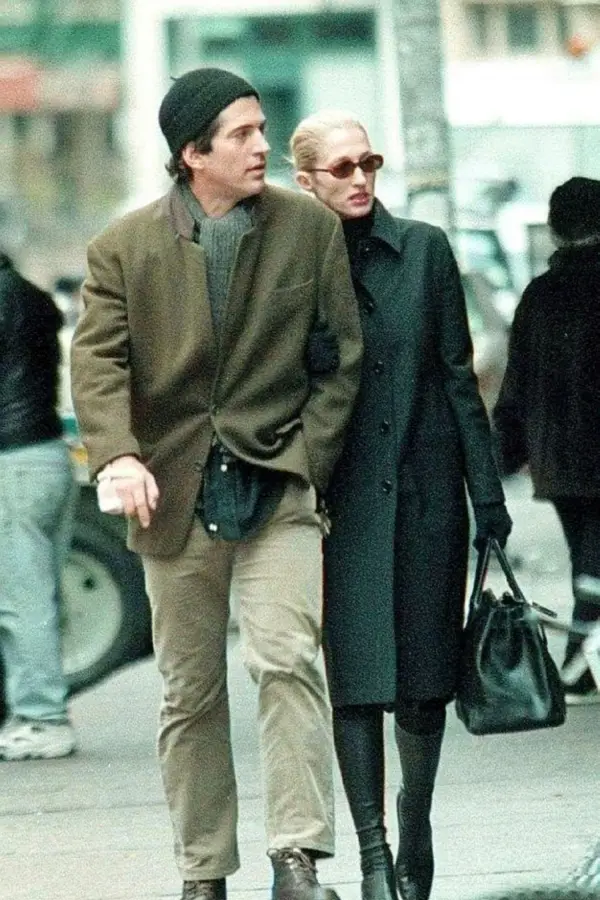 La pareja de los 90 que hoy vuelve a inspirar la moda: Carolyn Bessette y JFK Jr.