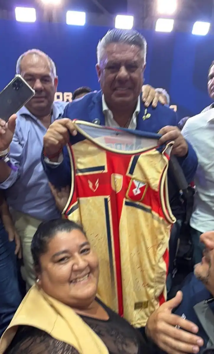 Claudio Tapia posó con la camiseta de Tucumán Central en el congreso del Consejo Federal