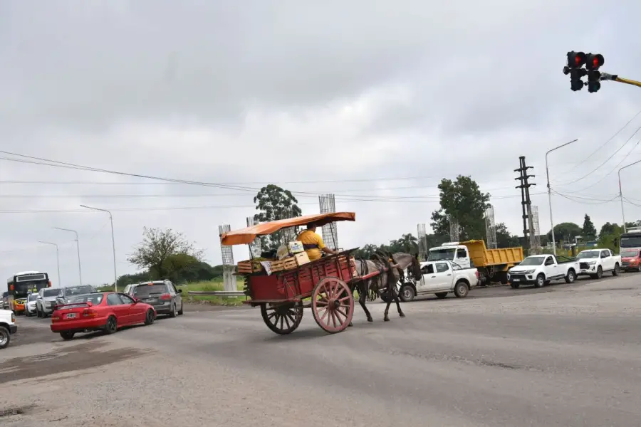 UN CRUCE COMPLEJO. En la intersección circulan desde motos y bicicletas hasta carros tracción a sangre.