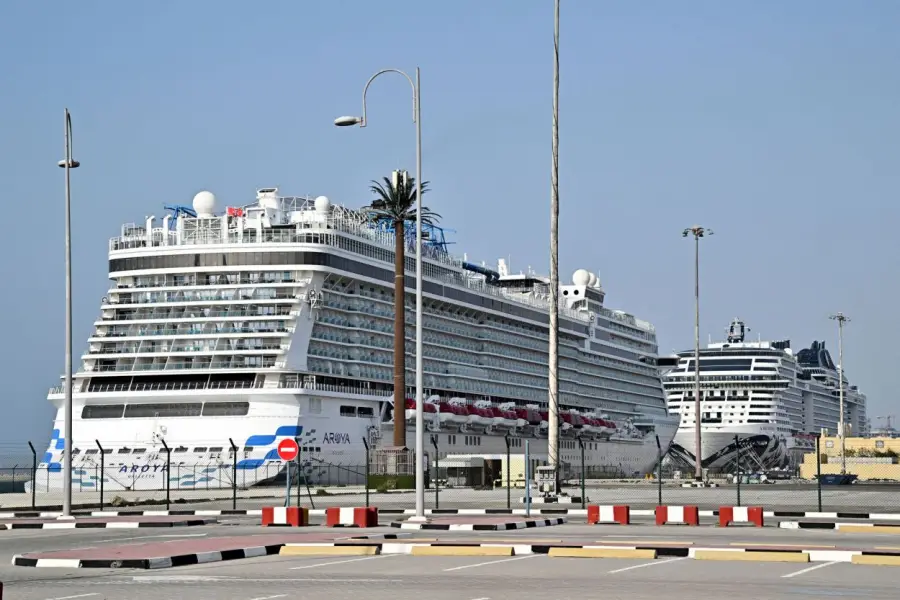 LUJO. El Aroya Manara y el MSC Euribia anclan en el puerto de Dubai.