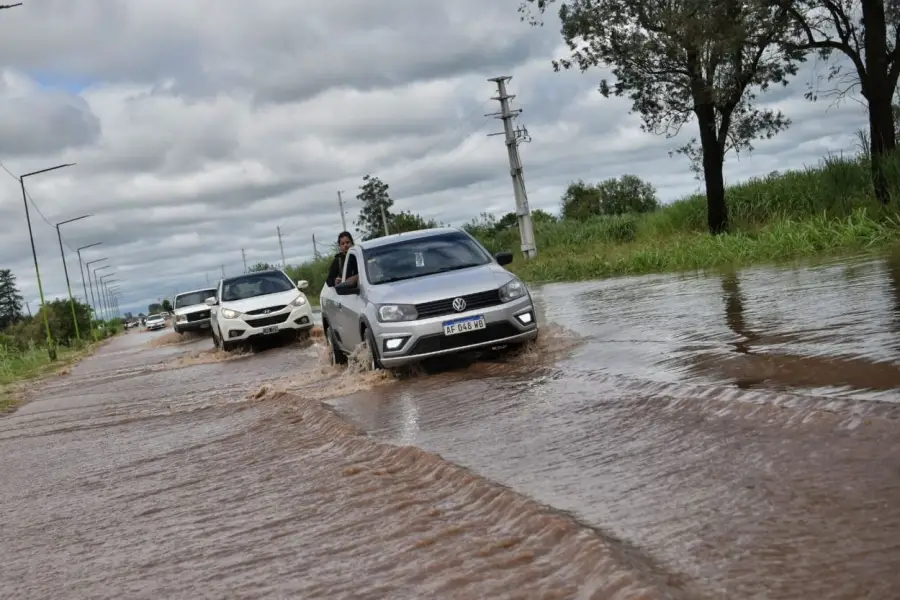 LA RUTA. Calles anegadas y caminos intransitables luego de que se registraran hasta 140 milímetros de lluvia en pocas horas.