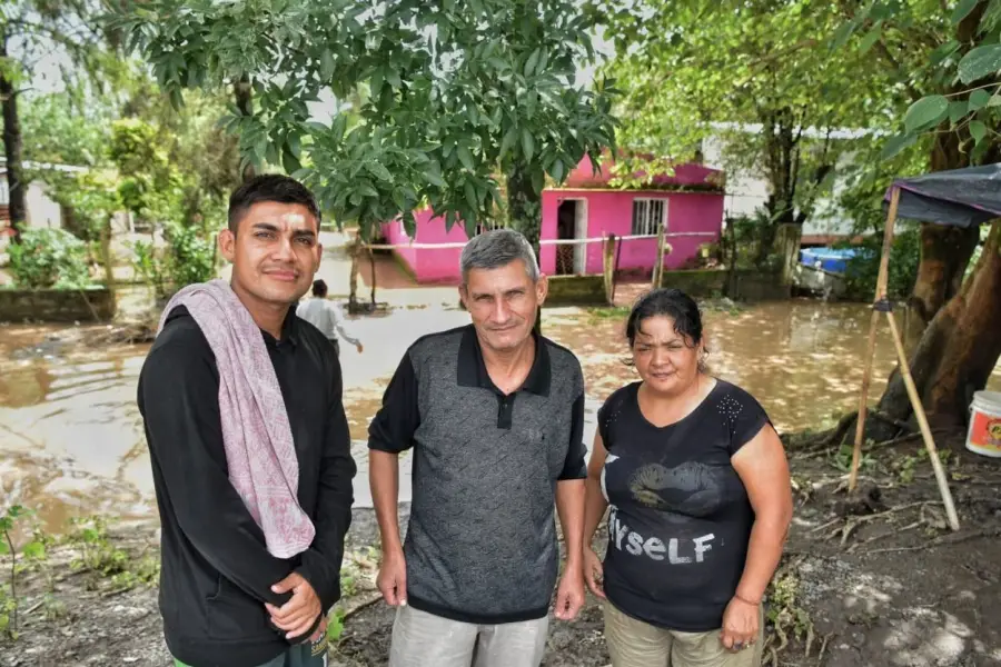 LOS AFECTADOS. La crecida sorprendió a la gente durante la madrugada y obligó a evacuaciones preventivas y rescates en canoas.