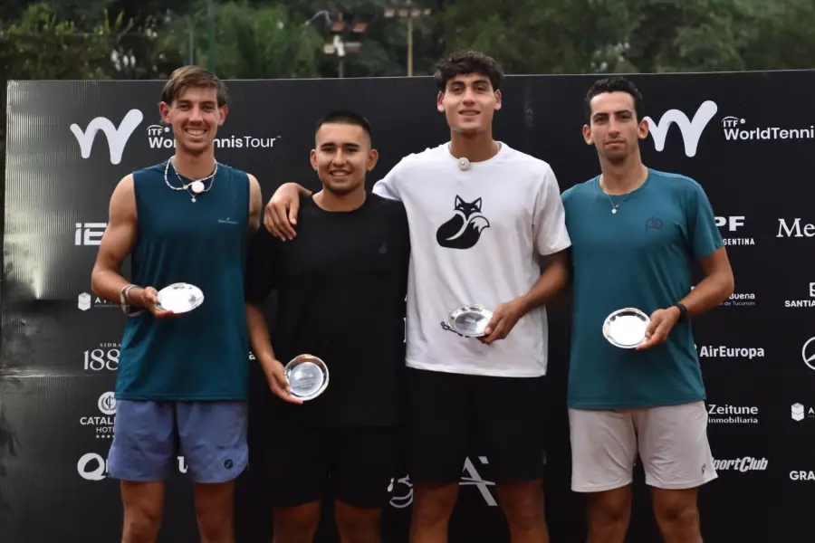 CEREMONIA. Martínez, Meneo, Zeitune y Fernández posan con sus trofeos.