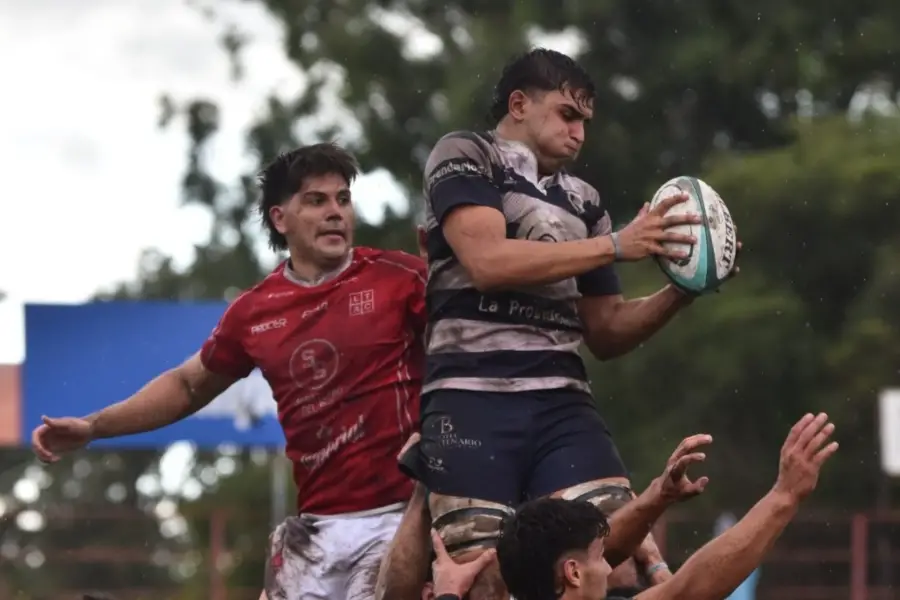 DURO ENCUENTRO. El clásico fue un partido que contó con todos los condimentos.