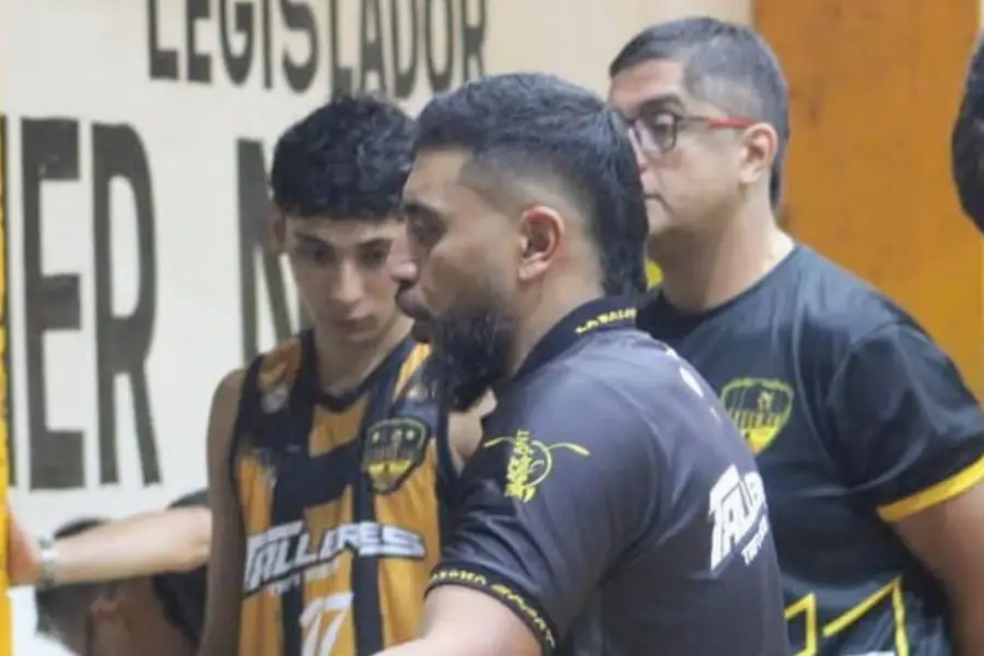 EL ESTRATEGA. Lucas Vega dando indicaciones a sus jugadores.