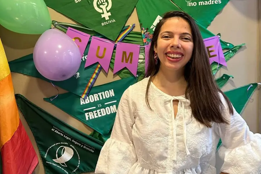 FLOR SABATÉ. Licenciada en Letras y trabajadora de la Fundación Mujeres x Mujeres. Sostiene que la fecha invita a reflexionar sobre los derechos conquistados y los desafíos pendientes.