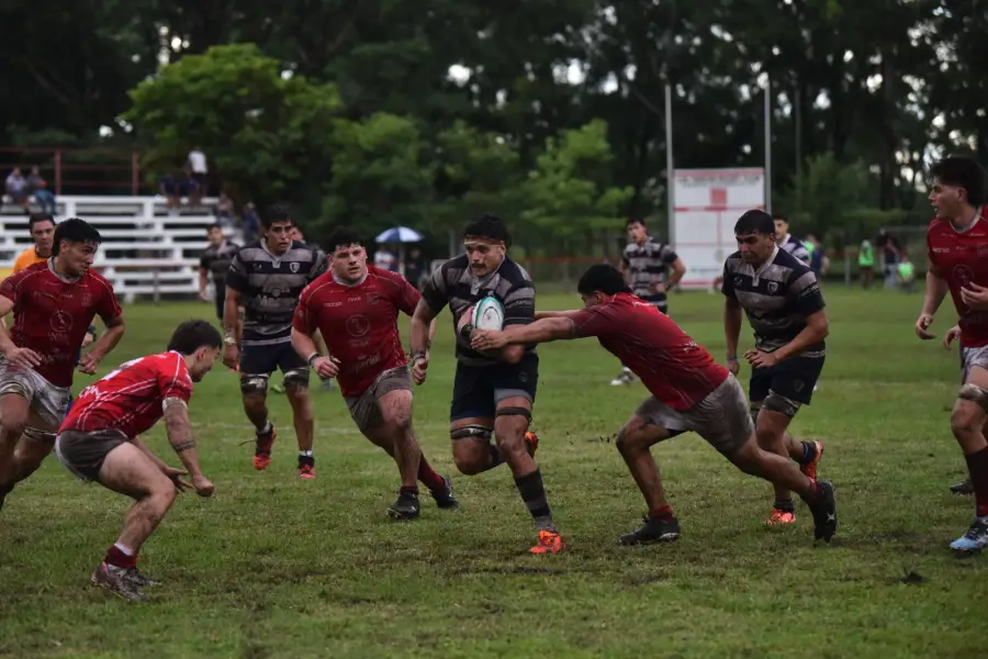 INIVITADOS SORPRESA. La lluvia y el barro fueron los grandes protagonistas de la jornada.