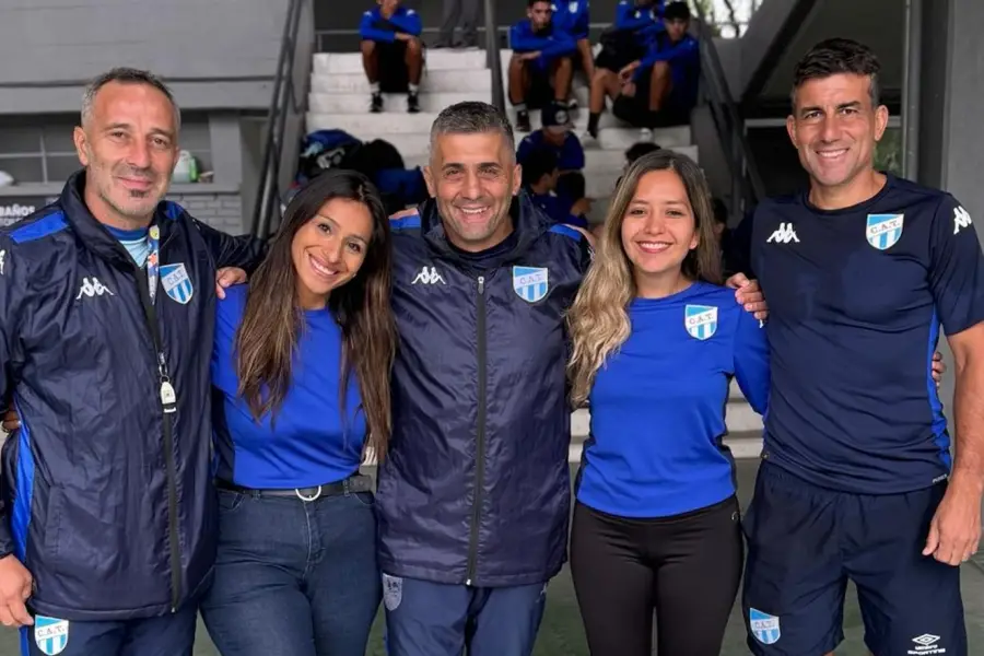 LAS PSICÓLOGAS. Fernanda (izquierda) y Anahí (derecha) posan junto a los coordinadores deportivos del club.