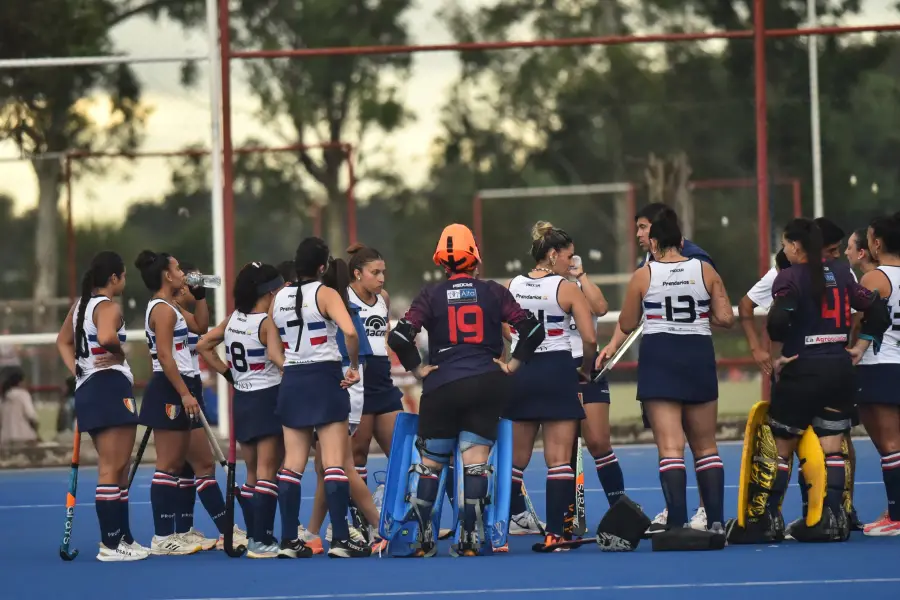 TIEMPO DE DESCANSO. El técnico de Natación y Gimnasia le da indicaciones a sus dirigidas.