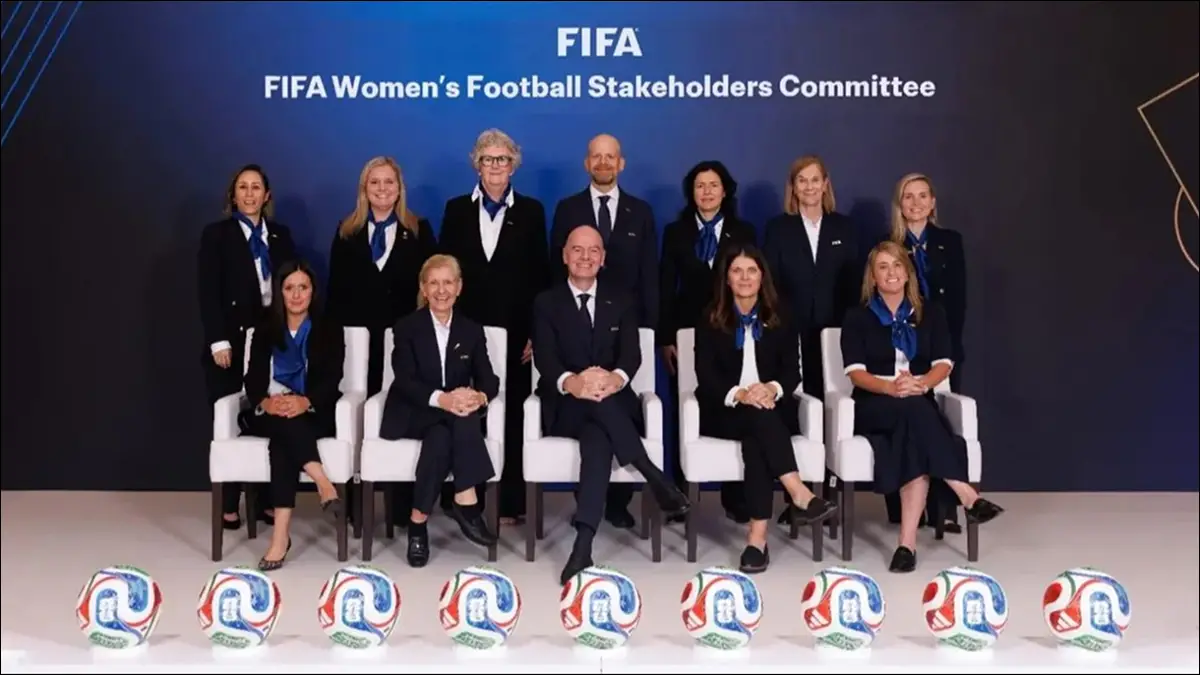FIFA. La dirigente, abajo a la izquierda, durante su designación en la comisión de grupos de interés del fútbol femenino del organismo internacional.
