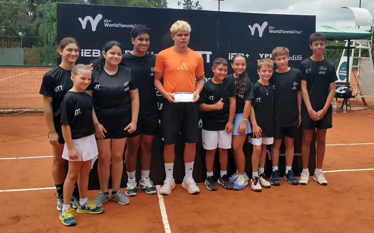 EJEMPLO. Los chicos posaron felices con el campeón y sueñan con imitarlo.
