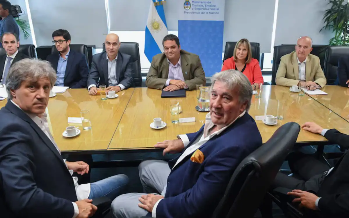 NEGOCIACIÓN. Armando Pérez y Sergio Marchi durante la reunión en el Ministerio de Trabajo donde se selló el acuerdo para levantar el paro.