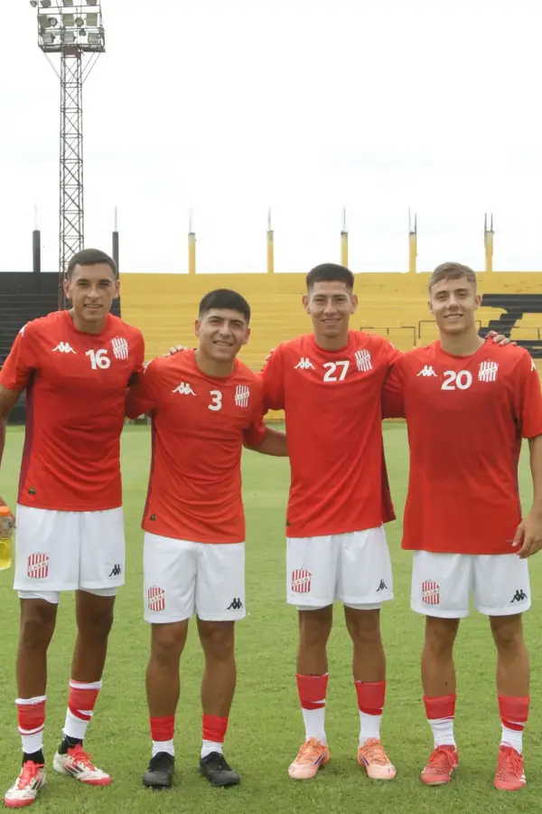 BAUTISMO. Robinson (derecha) posa junto a Basualdo, Castaño y Zamora, con quienes viajó a la última pretemporada.