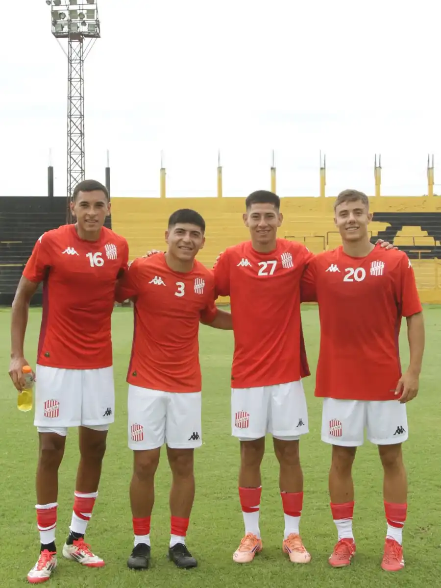 BAUTISMO. Robinson (derecha) posa junto a Basualdo, Castaño y Zamora, con quienes viajó a la última pretemporada.