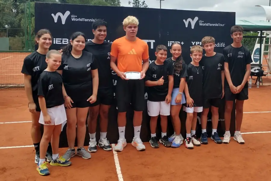EJEMPLO. Los chicos posaron felices con el campeón y sueñan con imitarlo.