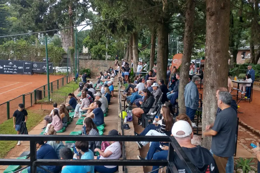 EXPECTANTES. El partido fue intenso y mantuvo entretenidas a las más de 200 personas que se acercaron al club Las Lomitas.