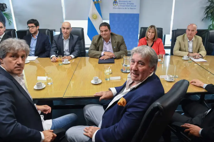 NEGOCIACIÓN. Armando Pérez y Sergio Marchi durante la reunión en el Ministerio de Trabajo donde se selló el acuerdo para levantar el paro.