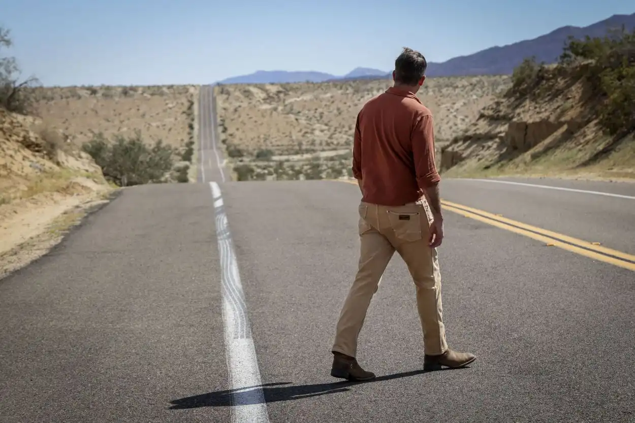 ARTÍFICE. Michael Glaser, encargado de locaciones de “Una batalla tras otra”, en la famosa ruta californiana.
