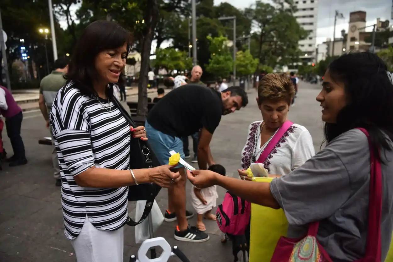 SONRISAS. Con alegría, las tucumanas agradecieron la gentileza.