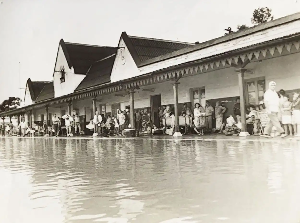 Recuerdos fotográficos: 1992. La gente de La Madrid amanece con el pueblo inundado