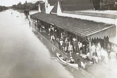 Recuerdos fotográficos: 1992. La gente de La Madrid amanece con el pueblo inundado