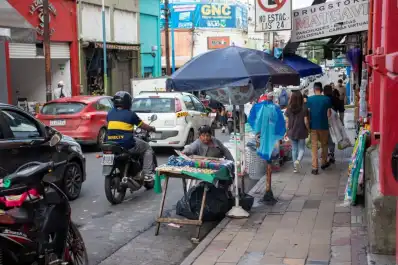 Definen pautas para ordenar a los vendedores ambulantes de la capital tucumana