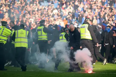 Caos en el Old Firm: invasión, guerra de bengalas e incidentes tras el clásico entre Celtic y Rangers