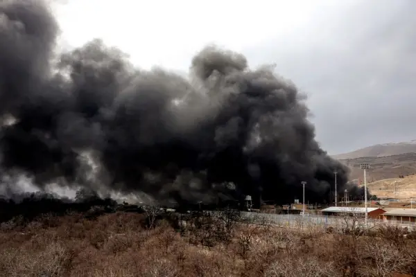 Depósitos de combustible incendiados sumen a Teherán en la noche, cuando es de día
