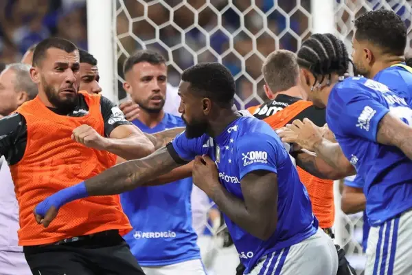 ¡23 expulsados!: Cruzeiro gritó campeón en un clásico que terminó con batalla campal