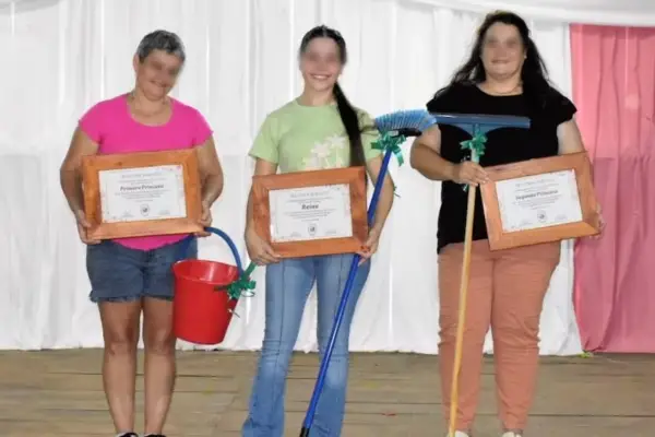 Polémico festejo por el Día de la Mujer en Misiones: regalaron escobas, baldes y escurridores