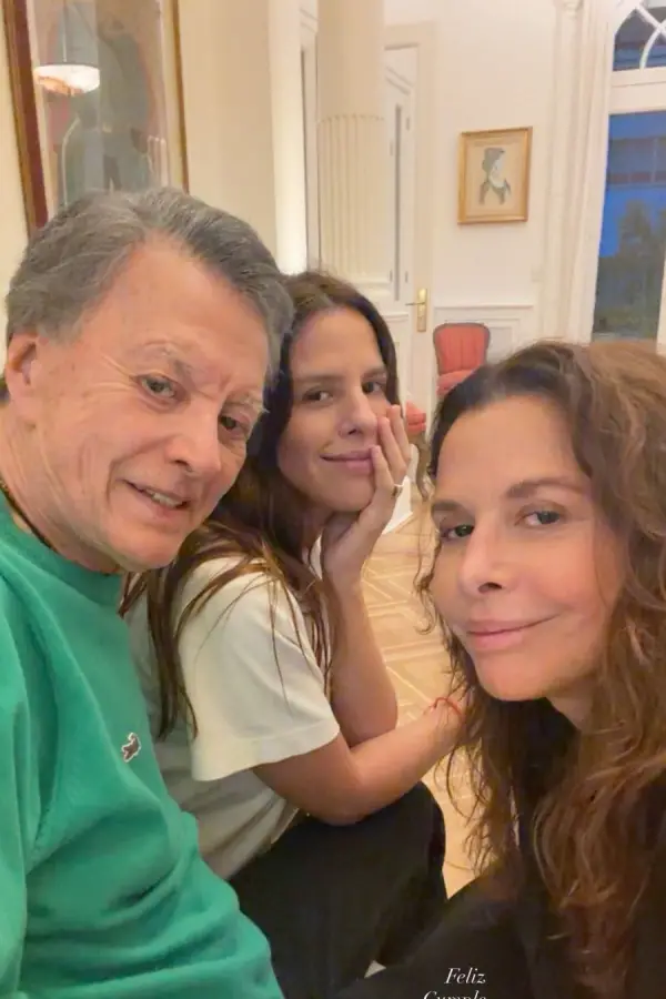 EL TIERNO SALUDO EN LAS REDES DE SUS HIJAS. 