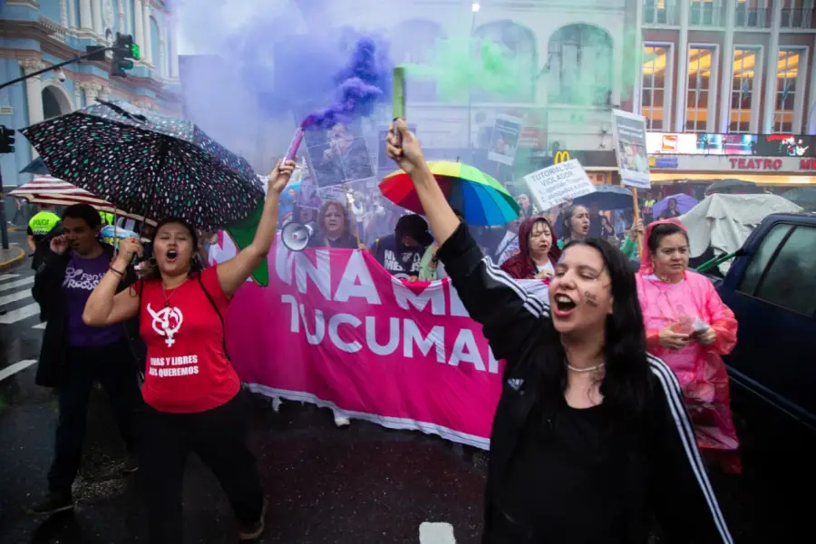 La lluvia no las detuvo: las tucumanas marcharon con un fuerte reclamo a la Justicia