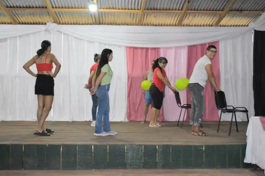 Polémico festejo por el Día de la Mujer en Misiones: regalaron escobas, baldes y escurridores