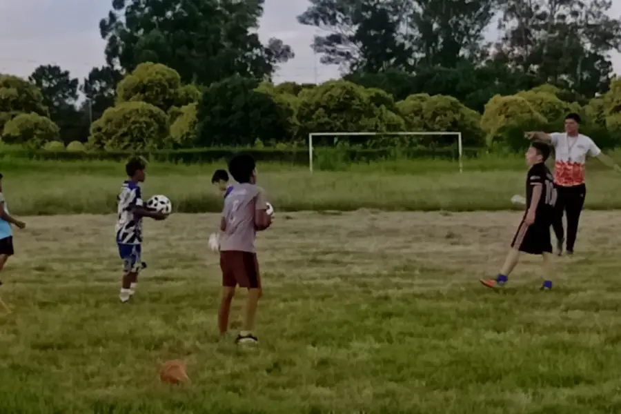 TODOTERRENO. Además de dirigir a la primera, Pato colabora con todas las categorías.