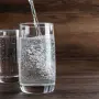 ¿Cúal es mejor para hidratarse, el agua o la soda?