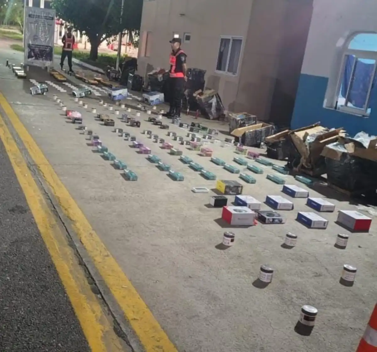 Desde perfumes árabes hasta iPhones: secuestran un camión con mercadería de contrabando en la ruta 9