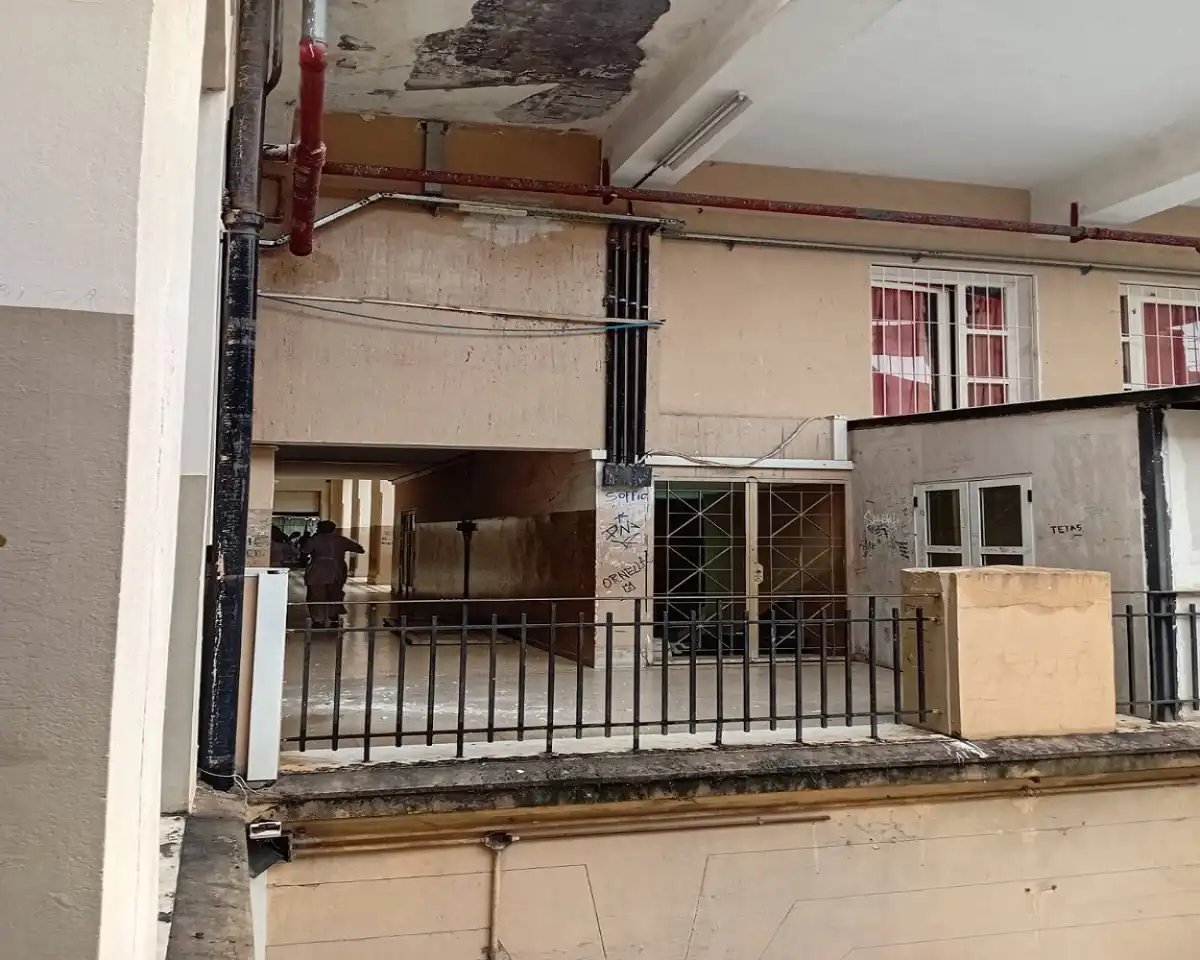 HUMEDAD. Los padres muestran preocupación por las precarias condiciones de ciertas partes del edificio.