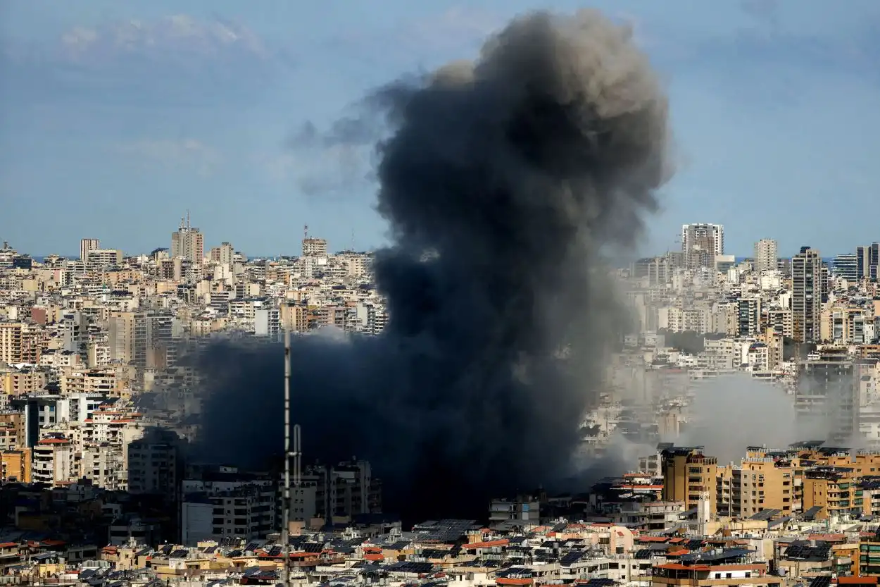 EN LLAMAS. Bombardeos israelíes causan destrozos en Beirut, Líbano.