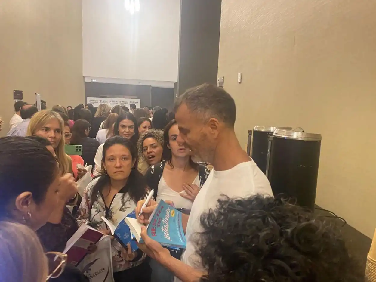 INTERCAMBIO. El médico interactuó con los asistentes al taller.