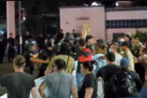 Se registraron incidentes frente a la Casa de Gobierno jujeña tras un reclamo salarial policial