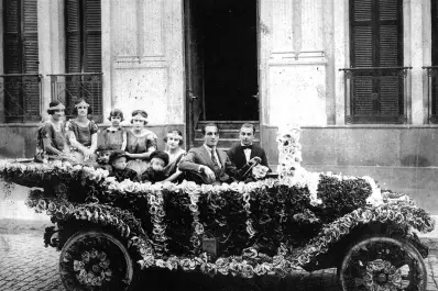 Recuerdos fotográficos: Un paseo en el auto de las flores en los años 20