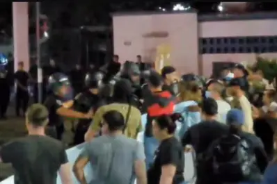 Se registraron incidentes frente a la Casa de Gobierno jujeña tras un reclamo salarial policial