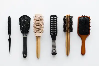 Cómo limpiar los peines y cepillos del pelo con bicarbonato: el truco simple que mejora la salud del cabello