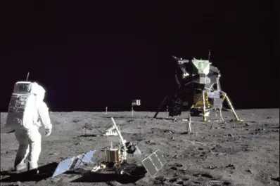 ¿Cuáles son los recuerdos del diálogo de los astronautas que llegaron a la Luna?
